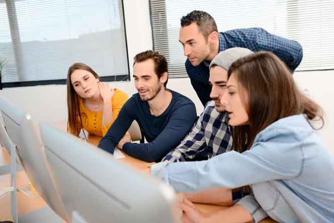 De nombreuses ressources sur les formations et les parcours Jeunes devant un écran d'ordinateur