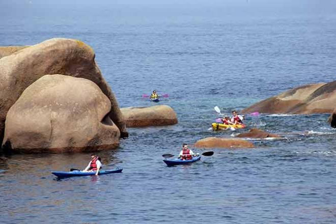 Des kayakeurs à Ploumanac&#039;h.