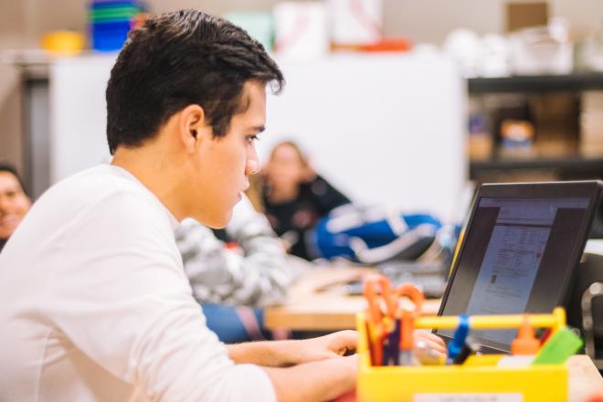 Un jeune devant son PC