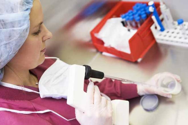Biologiste médicale Biologiste analysant des prélèvements