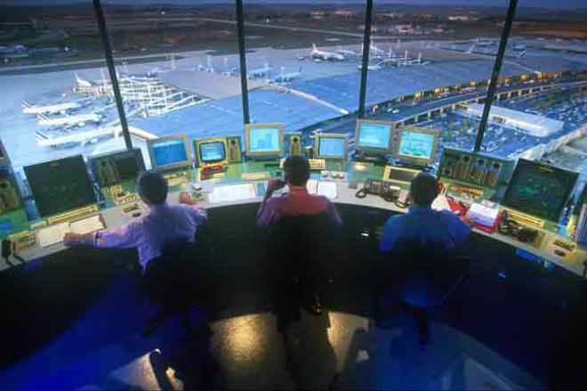Contrôleurs aériens dans une tour de contrôle