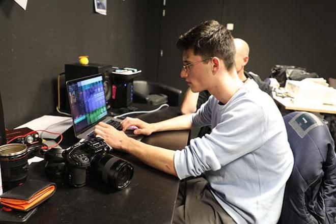 Hugo en plein montage de la dernière vidéo Jobjectif.