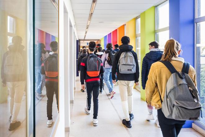 Elèves en formation professionnelle Elèves dans un couloir
