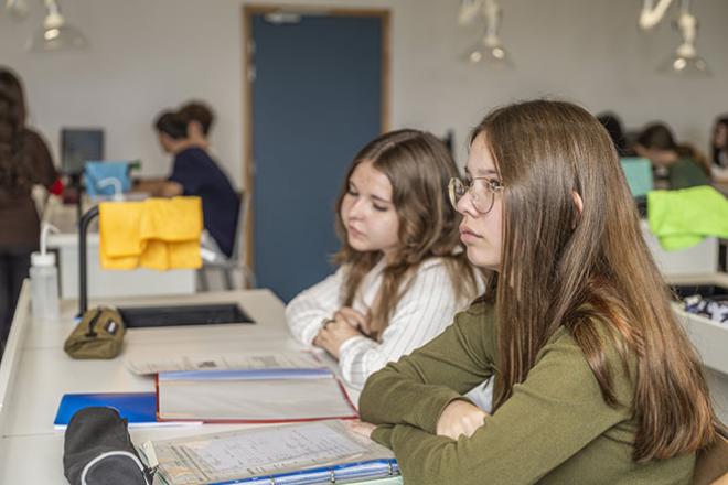 Deux élèves du lycée Mona Ozouf de Ploërmel (56) Deux élèves du lycée Mona Ozouf de Ploërmel (56)