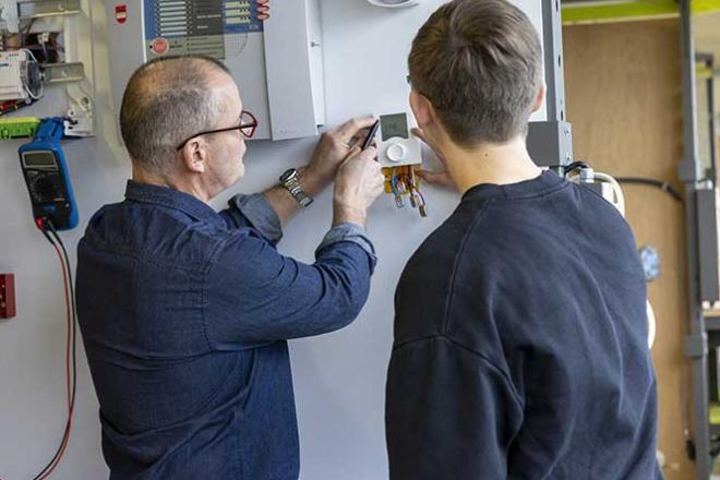 Le stage de découverte : une première occasion de s'immerger dans le monde professionnel Un adulte montre un équipement de domotique à un élève