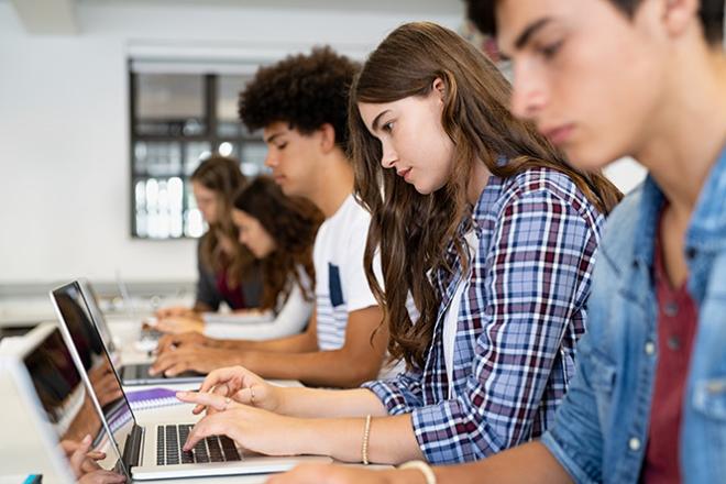 La voie générale et technologique : objectif études supérieures Elèves en classe