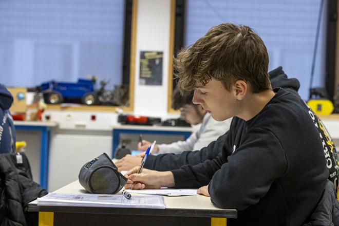 Un élève pendant un cours en classe au lycée Colbert à Lorient (56) Un élève pendant un cours en classe au lycée Colbert à Lorient (56)