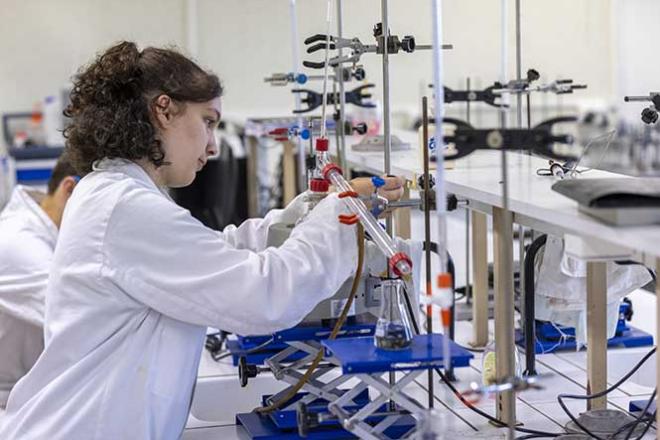 Bac technologique, le choix d'un domaine Lycéenne en laboratoire
