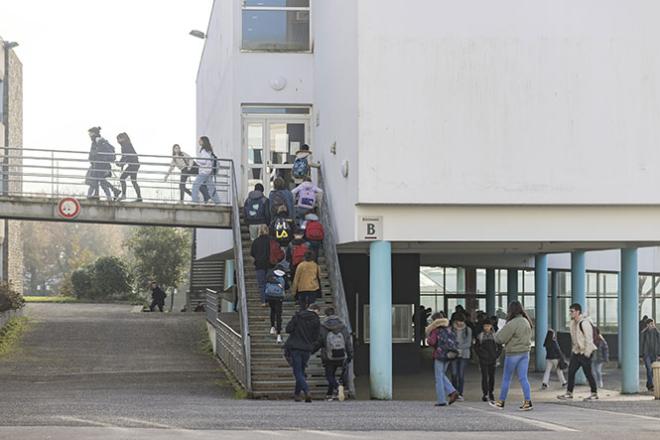 Fin de la pause méridienne au lycée Jean Moulin à Châteaulin (29) Fin de la pause méridienne au lycée Jean Moulin à Châteaulin (29)