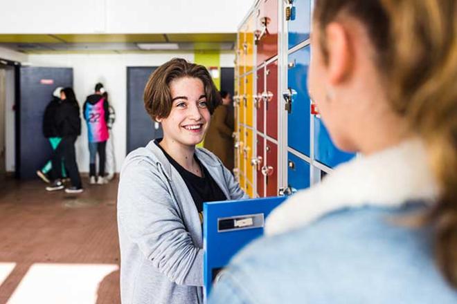 Après la 3e, choisir son parcours Deux élèves parlent devant des casiers