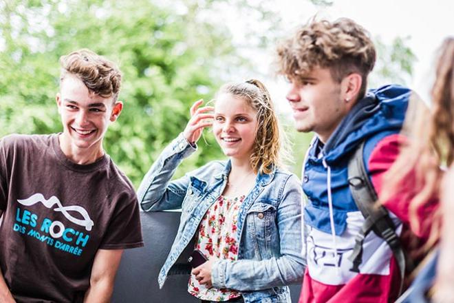 Un groupe d'élèves au lycée Pommerit à La Roche-Jaudy (22). Des lycéens discutent ensemblent.