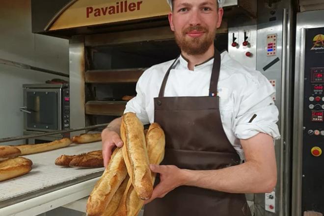 Jules Anstett dans une boulangerie des environs de Hennebont (56)