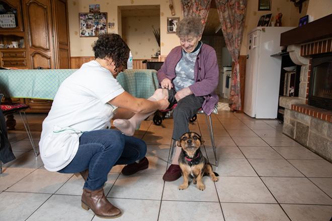 Le métier d'aide à domicile est très demandé pour les PMSMP Une Aide à domicile en visite chez un monsieur pour la prise des repas.