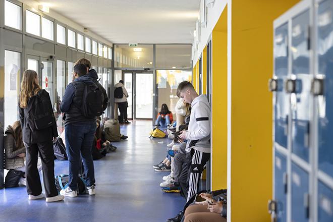 Des lycéens et lycéennes en pause dans les couloirs du lycée Jean Guéhenno à Vannes Des lycéens et lycéennes en pause dans les couloirs du lycée Jean Guéhenno à Vannes