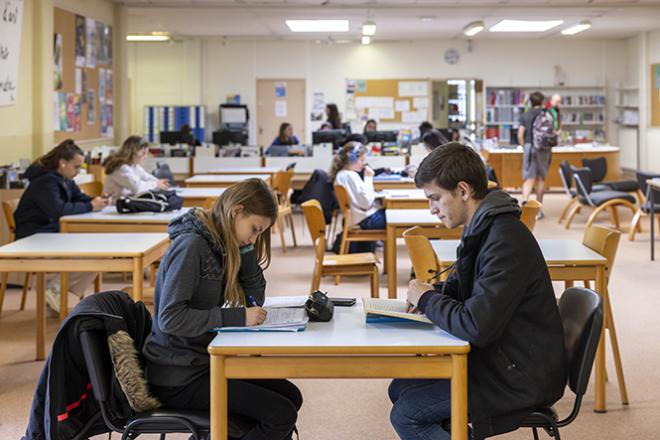 Des élèves au CDI (Centre de Documentation et d'Information) du lycée Colbert à Lorient Des élèves au CDI (Centre de Documentation et d'Information) du lycée Colbert à Lorient