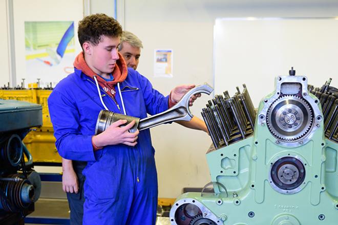 Un élève et son professeur lors d'un cours au lycée maritime Florence Arthaud à Saint-Malo Un élève et son professeur lors d'un cours au lycée maritime Florence Arthaud à Saint-Malo