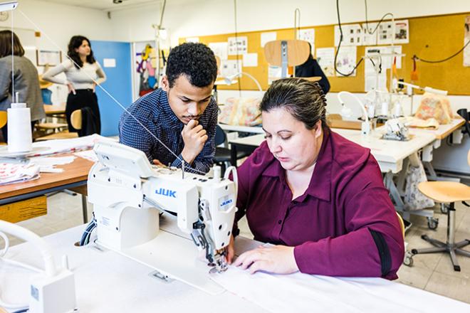Des élèves du bac pro Métiers de la mode-vêtement au lycée Jean Moulin à Saint-Brieuc, Des élèves du bac pro Métiers de la mode-vêtement au lycée Jean Moulin à Saint-Brieuc,