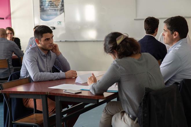 Entretien lors d'un forum des entreprises organisé par l'Université Bretagne Sud Entretien lors d'un forum des entreprises organisé par l'Université Bretagne Sud