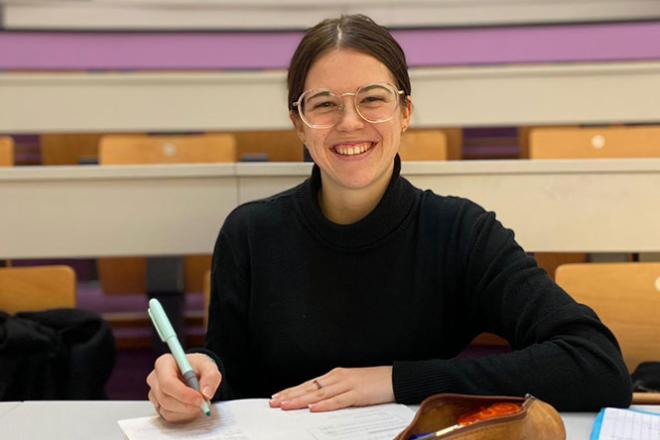 Maëline, étudiante en licence de mathématiques à Brest Portrait de Maëline qui prend des notes dans un amphithéâtre de l'université