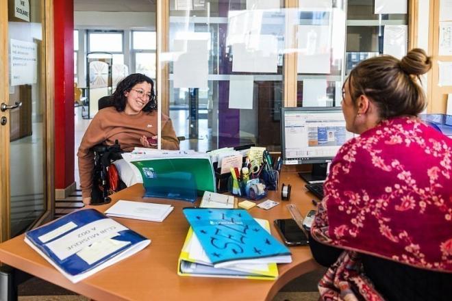 Une lycéenne lors d'un échange avec une conseillère principale d'éducation dans le bureau de la vie scolaire. Une lycéenne en fauteuil roulant électrique lors d'un échange avec une conseillère principale d'éducation dans le bureau de la vie scolaire.