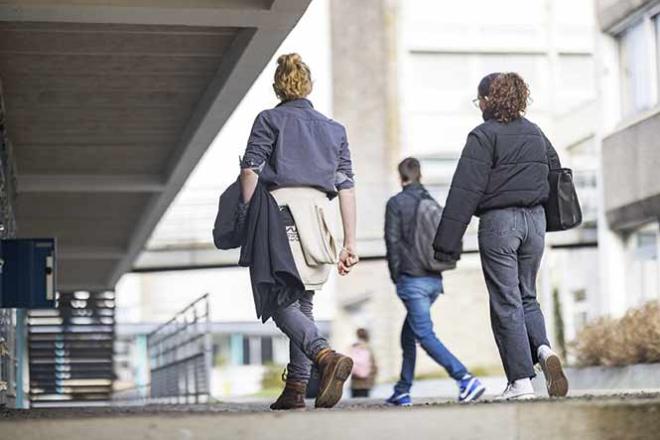 Jeunes entrant dans un établissement