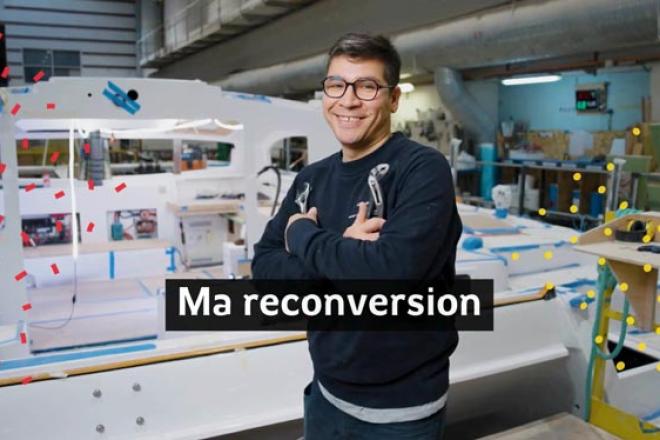 Portrait de Matias Munoz avec des outils devant un bateau de plaisance