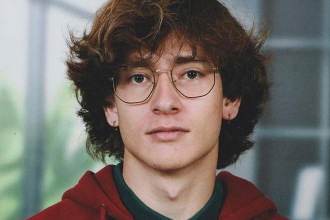 Nathan est étudiant à Rennes.
