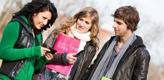 Des ressources pour vous aider à trouver votre stage Trois jeunes discutent dehors