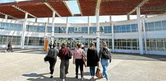 Des étudiantes entrent dans les locaux de l'université Bretagne Sud à Vannes. Des étudiantes entrent dans les locaux de l'université Bretagne Sud à Vannes.