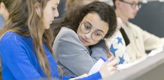 Des formations après la 3e Deux élèves travaillent ensemble en classe