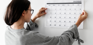 Calendrier du programme 2024 Jeune femme présentant un calendrier