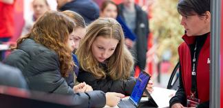 Le salon d'orientation, un rendez-vous important pour faire avancer sa réflexion Des élèves viennent se renseigner sur un stand