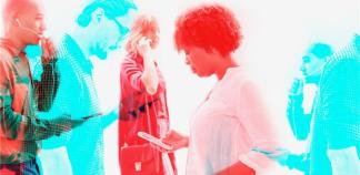 Individus consultant leur portable