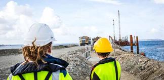 Focus sur les travaux publics Deux professionnelles sur un chantier de travaux publics